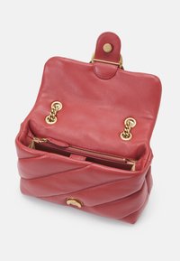 Pinko LOVE PUFF  - Soma ar siksnu pāri ķermenim - ocra rosso/antique gold