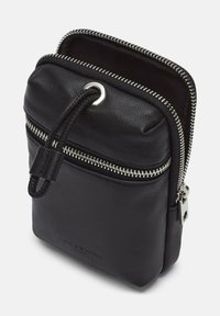 Schwarze Lederbörse mit silbernen Reißverschlüssen, vorderer Reißverschluss-Tasche und einem geschlungenen schwarzen Kordel, die durch ein Metallösen gefädelt ist.