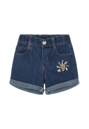 Ciemnoniebieskie krótkie spodenki jeansowe dla małych dzieci z podwiniętymi mankietami, elastycznym pasem, guzikiem, kieszeniami oraz grafiką misia z tekstem po prawej stronie z przodu.