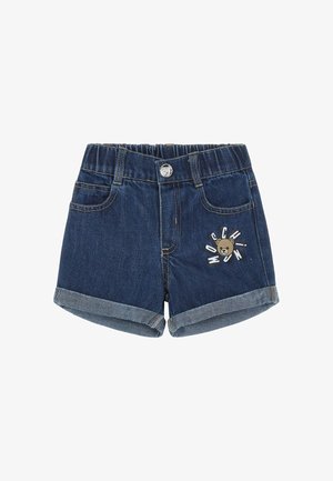 Short en denim bleu foncé pour tout-petits avec revers roulés, taille élastique, bouton, poches et graphique d'ours en peluche avec texte sur le côté droit devant.