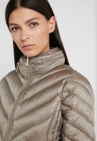 MICHAEL Michael Kors SHORT PACKABLE  - Casaco de penas - taupe