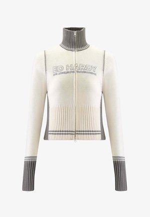 Zugeschnittenes weißes Strickpullover mit grauen Akzenten, hohem Kragen und Reißverschlussdetails. Hervorgehobene Rippstruktur und markantes "ED HARDY"-Branding auf der Vorderseite.