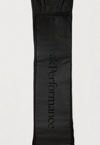 Bolsa de esquí acolchada negra con textura suave, que presenta un logo en relieve "Peak Performance" prominente en el costado y un compartimento con cremallera.
