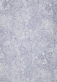 Tessuto a paisley blu e bianco con motivi floreali e fogliari intricati, caratterizzato da una texture morbida e disegni dettagliati in tutto il tessuto.