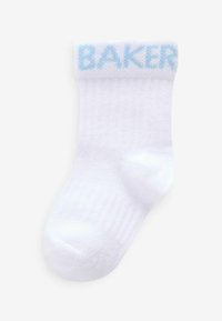Weißer Baumwollsocken mit geripptem Textur und hellblauem "BAKER"-Logo am Bund. Der Socken hat eine Standardform und eine nahtlose Zehenpartie.