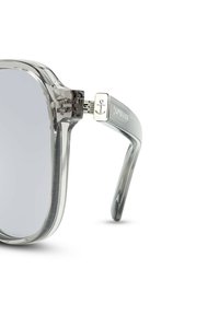 Grijze doorzichtige zonnebril met een rechthoekige vorm. Gedetailleerde metalen accenten en een ankerlogo op de poot. Spiegellenzen.
