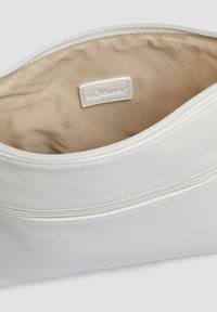 Custodia sintetica bianca con texture liscia, chiusura con zip e fodera in tessuto beige. Presenta un piccolo etichetta del marchio all'interno.