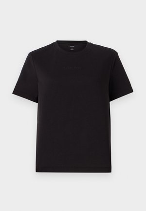 Fekete pamut póló rövid ujjakkal, kerek nyakkivágással, és diszkrét Calvin Klein logóval hímzett mellrész. Simább textúra, laza illeszkedés.