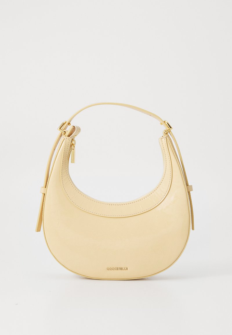 Gul patentlært håndveske med en buet form, kort håndtak og en glatt tekstur. Gulldetaljer og merkevarelogo på forsiden.
