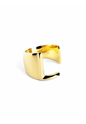 Bague à bracelet en métal doré avec une surface lisse et polie. Présente un design minimaliste avec une découpe géométrique sur un côté.