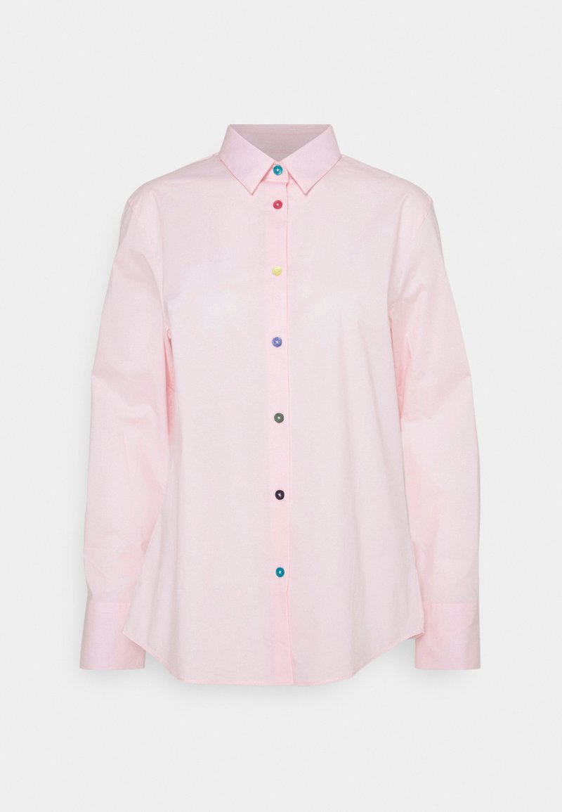 Chemise rose clair à manches longues avec col classique et boutons multicolores sur le devant, sur un fond clair uni.