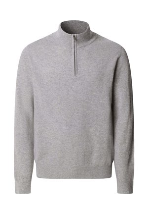 Suéter gris de punto hecho de una tela suave, con cuello alto y media cremallera, y puños y dobladillo acanalados. Textura suave con un diseño minimalista.