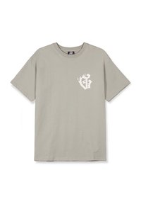 Jasnoszary bawełniany t-shirt z okrągłym dekoltem i krótkimi rękawami. Posiada małą białą grafikę na lewej klatce piersiowej.