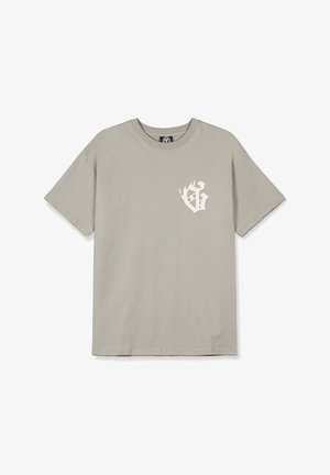 Camiseta de algodón gris claro con cuello redondo y mangas cortas. Presenta un pequeño gráfico blanco en la parte izquierda del pecho.