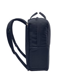Mochila negra de forma rectangular, con correas almohadilladas, material de nailon texturizado, asas en la parte superior y un bolsillo lateral con cremallera.
