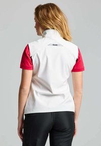 Weißes kurzärmeliges Oberteil mit roten Ärmeln, hohem Kragen und dezentem Markenlogo auf der Rückseite. Glatte Textur und figurbetontes Design.