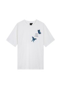 Witte katoenen t-shirt met blauwe geborduurde vlinders en de tekst "LEEF LIEFDE VERENIG". Korte mouwen, ronde hals, ontspannen pasvorm.