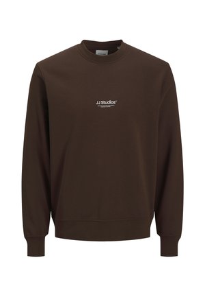 Dunkelbraunes Sweatshirt mit Rundhalsausschnitt und langen Ärmeln, mit kleinem weißen "JJ Studios" Text zentriert auf der Brust.