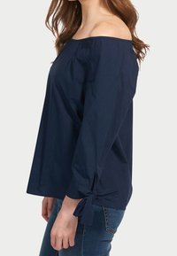 Marinefarbener Off-Shoulder-Bluse aus leichtem Stoff, mit langen Ärmeln und Schleifen an den Manschetten sowie einem lässigen Schnitt.