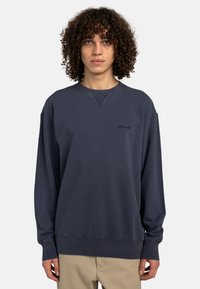 Felpa navy con maniche lunghe e polsini a coste. Presenta un collo a giro e un logo discreto sul petto. Materiale in morbido cotone.