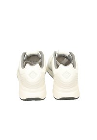 Weiße Sneaker mit grauen Akzenten, die ein strukturiertes Design, einen gepolsterten Kragen und eine schwarze Gummisohle aufweisen. Von hinten betrachtet.