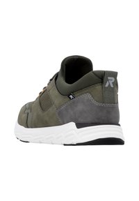 Baskets en suede et cuir vert avec des accents texturés, semelle intermédiaire blanche, semelle extérieure noire et marquage gris au niveau du talon. Vue de côté présentée.