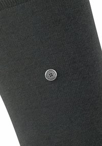 Dunkelgraue, gerippte Socken mit einem runden Metall-Logodetail. Die Stofftextur wirkt glatt mit einem gleichmäßigen Muster durchgehend.