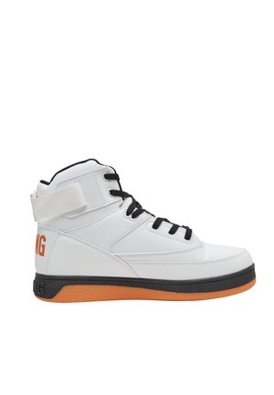 Hvid høj sneakers med sorte snørebånd, orange og sort sål og orange branding på hælen, vist i sideprofil på hvid baggrund.