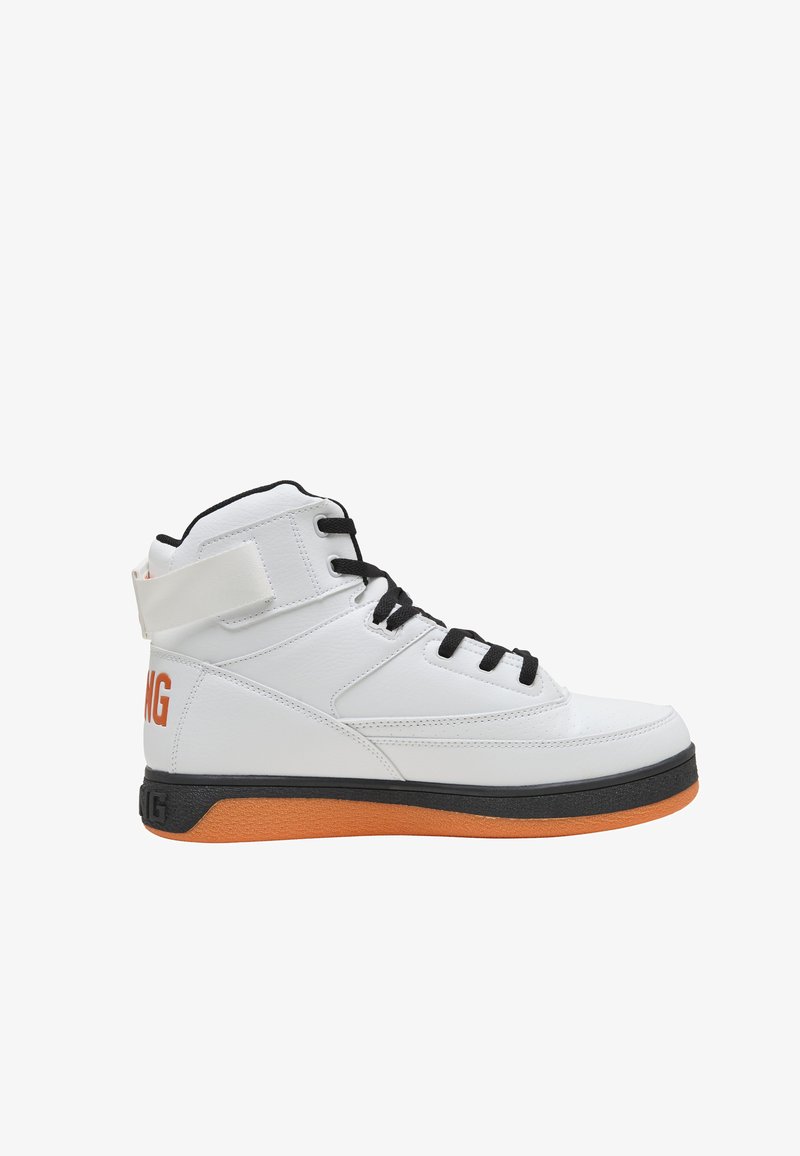 Baskets montantes blanches avec lacets noirs, semelle orange et noire, et marquage orange au talon, vues de profil sur fond blanc.