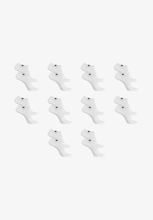 Dix paires de chaussettes blanches montant à la cheville, disposées en grille, chaque paire présentant un petit logo noir près de la bordure.