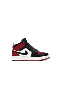 Zapatilla alta de producción de cuero negro, con detalles rojos, media suela blanca y acabado texturizado. Presenta el logo de Nike y un diseño de cordones.