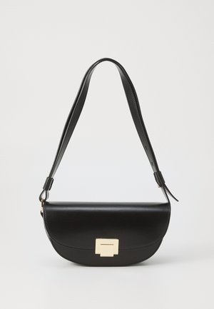Borsa a tracolla in pelle nera con forma curva, chiusura metallica piatta e tracolla regolabile. Texture liscia con dettagli di cucitura minimi.