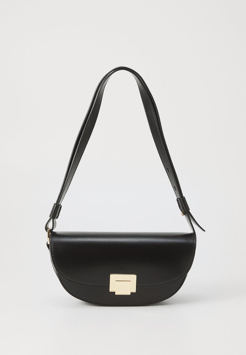 Sacoche en cuir noir avec une forme courbée, un fermoir métallique plat et une sangle ajustable. Texture lisse avec des détails de couture minimaux.