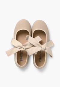 Beige Leinen-Ballerinas mit weicher Textur und runder Zehe, die ein gebundenes Bandakzent über dem Spann aufweisen. "Pisamonas"-Logo im Inneren.