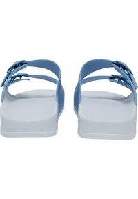 Sandales en caoutchouc bleu avec deux sangles et une semelle épaisse blanche, dotées d'une texture lisse et de boucles réglables pour plus de confort.
