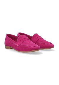 Roze suède loafers met een gladde textuur, voorzien van gestikte accenten, een ronde neus en een lage bruine rubberen hak.