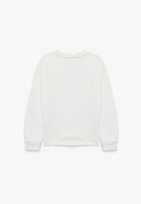 Sudadera blanca de cuello redondo con mangas largas, puños acanalados y un corte holgado. Tejido suave con una textura lisa y un diseño minimalista.