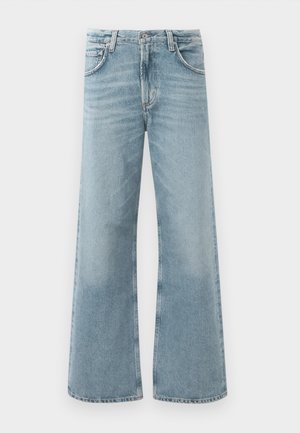 Jean large bleu clair en denim. Caractéristiques taille haute, cinq poches et décoloration subtile sur l'ensemble du tissu.