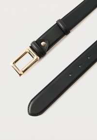 Μαύρη δερμάτινη ζώνη με ορθογώνια χρυσή μεταλλική αγκράφα και πολλαπλές τρύπες ρύθμισης σε λευκό φόντο.