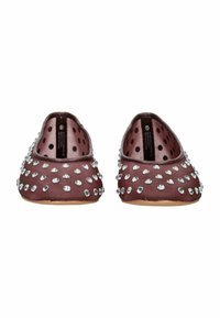 Zapatillas burdeos sin cordones con un acabado satinado, que presentan un patrón de lunares y están adornadas con embellishments plateados en la parte delantera.