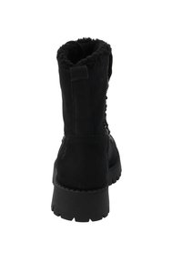 Czarne zamszowe botki za kostkę z grubą gumową podeszwą, sztucznym futrem w środku oraz okrągłym czubkiem z dekoracyjnym przeszyciem i pętelką z tyłu.