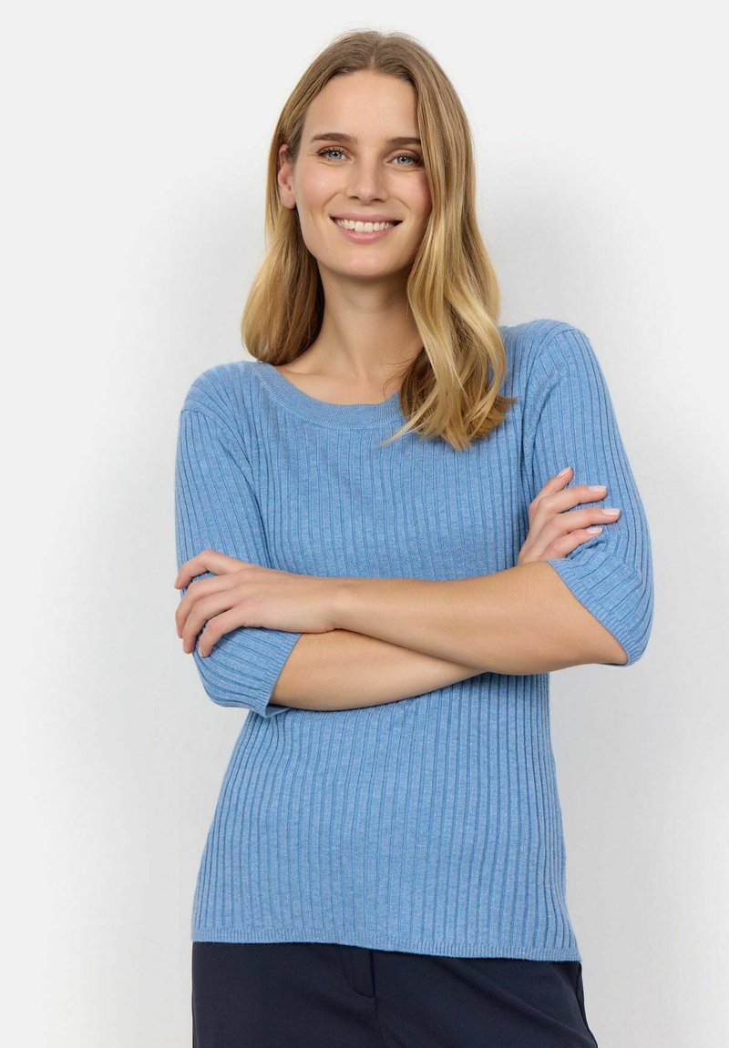 Hellblaue Rippstrickpullover mit drei Viertelärmeln und rundem Ausschnitt, der eine strukturierte Oberfläche und einen bequemen Sitz bietet.