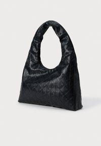 Μαύρη κούλα τσάντα με κυρτή λαβή, που διαθέτει υφή με διαμαντένιο μοτίβο και απλή επιφάνεια. Συμπαγής και δομημένος σχεδιασμός.