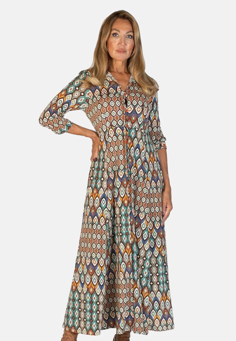 Sukienka maxi z wielokolorowym wzorem w diamenty w brązowym, turkusowym i pomarańczowym kolorze. Długie rękawy z detalami w postaci guzików. Gładzka tekstura materiału.