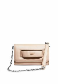 Béžová kožená clutch s přední kapsou, stříbrným řetízkem a logem. Vyznačuje se hladkou texturou a minimalistickým designem.