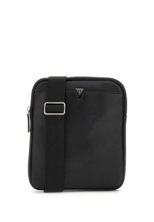 Bolso bandolera rectangular negro con correa ajustable, cremallera frontal y pequeño logotipo metálico triangular "Guess" en el centro superior.