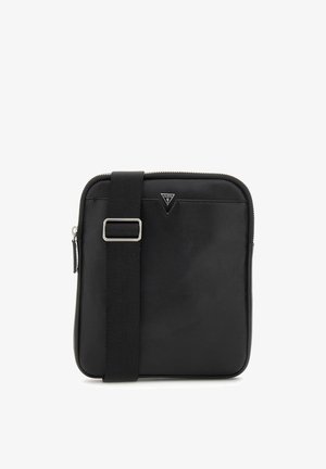 Schwarze rechteckige Crossbody-Tasche mit verstellbarem Riemen, Frontreißverschluss und kleinem dreieckigem Metall-„Guess“-Logo oben in der Mitte.