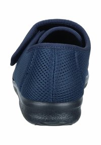 Scarpa in rete traspirante blu navy vista da dietro con suola nera testurizzata e collo imbottito.