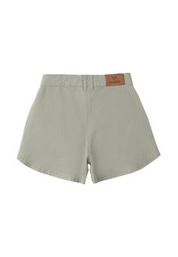 Shorts en coton vert clair à taille haute et texture lisse. Présente une étiquette en cuir marron à l'arrière.