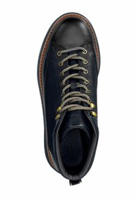 Černá kožená vysoká obuv s hladkým krytem špičky, texturovaným bočním panelem, zlatými očky a šedými tkaničkami, se vyznačuje kontrastní hnědou podešví.